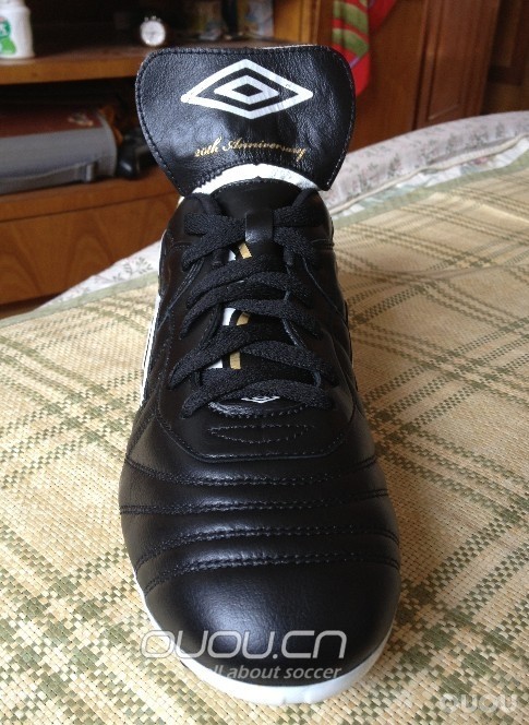 晒晒最近到的两双鞋,umbro92复刻和白色老马王。黑白配!