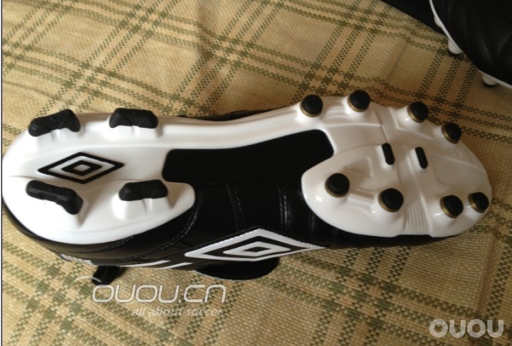 晒晒最近到的两双鞋,umbro92复刻和白色老马王。黑白配!