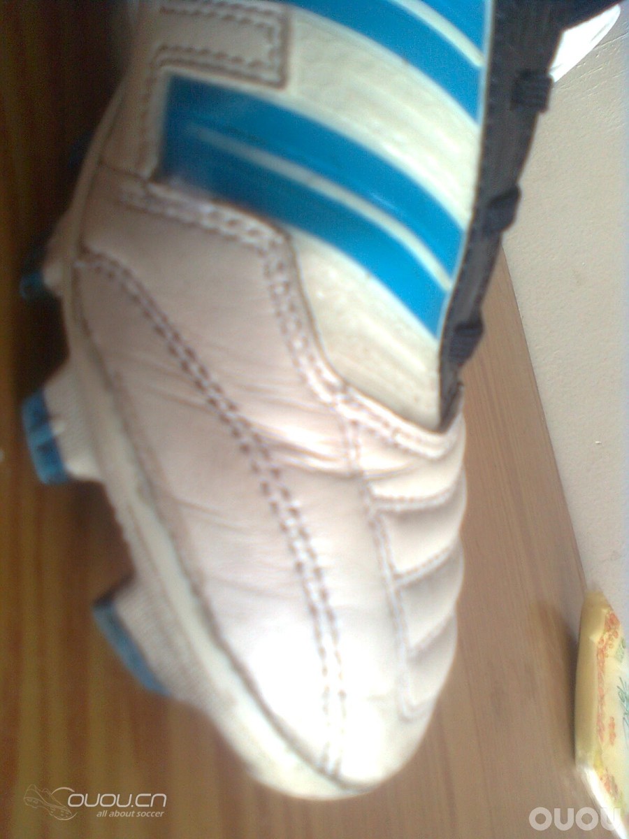猎鹰11 中端足球鞋,使用一个月后的照片