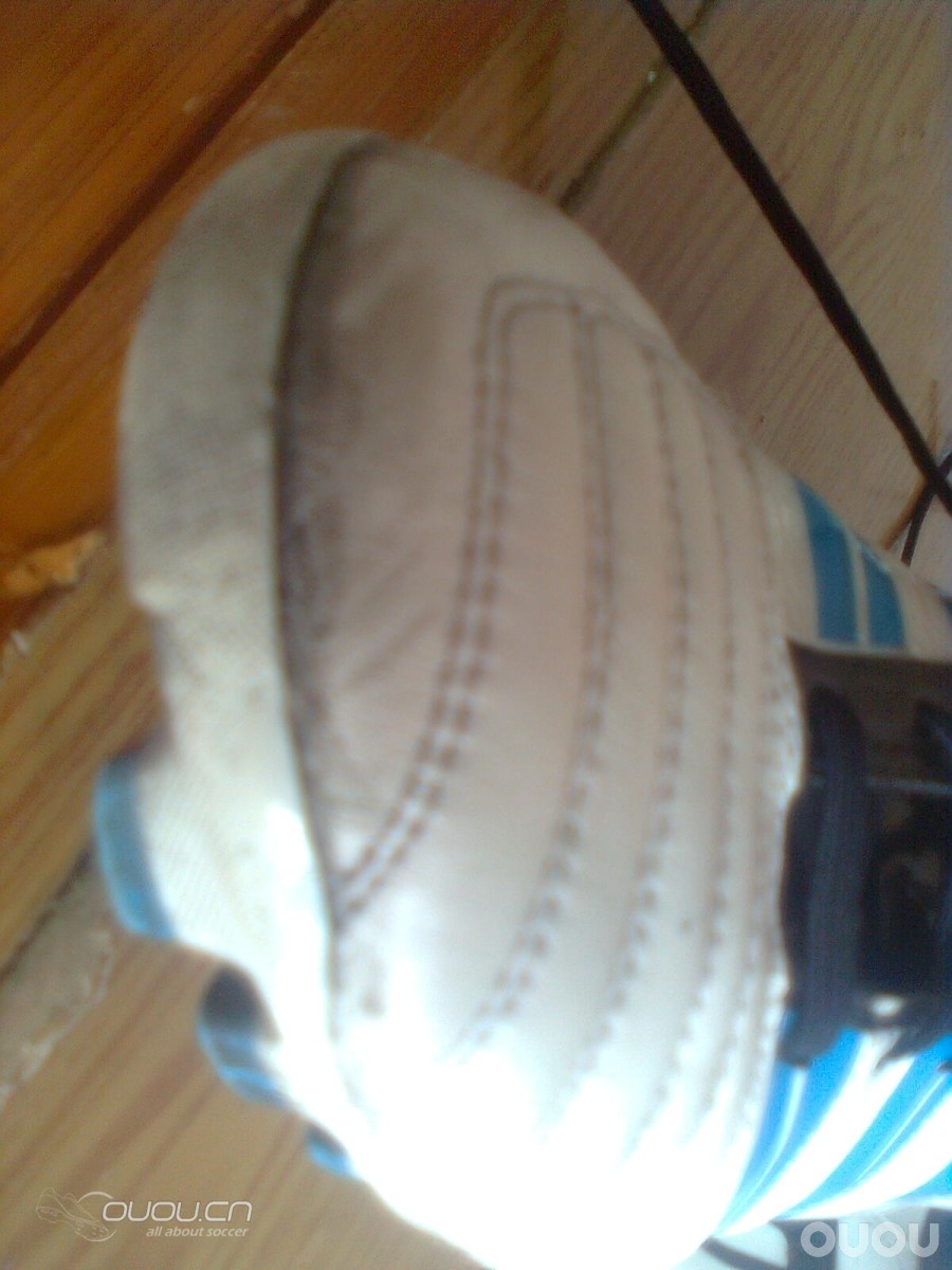 猎鹰11 中端足球鞋,使用一个月后的照片