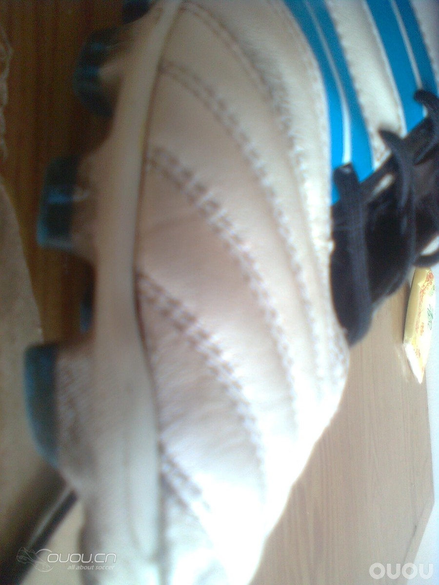 猎鹰11 中端足球鞋,使用一个月后的照片
