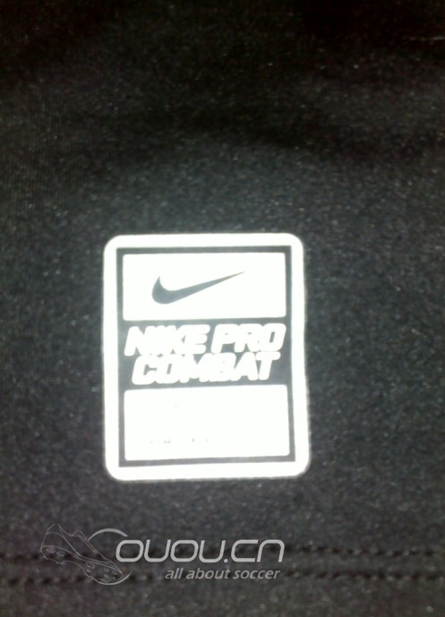 耐克紧身衣已到,经过自己在论坛帖子验证是正品,图片已经上传。有些晚,大家见谅啊