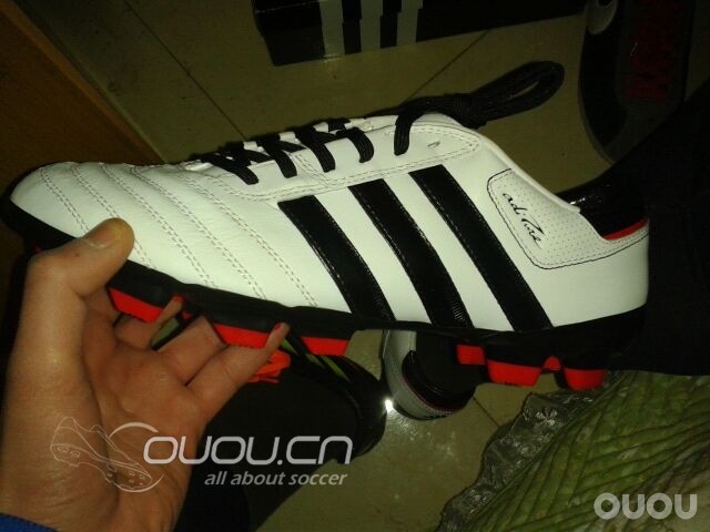 这是以前买过的球鞋,现在都断钉了,开胶了。