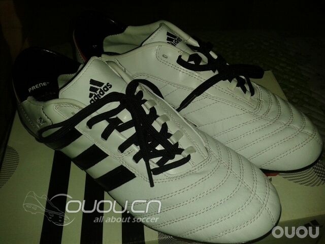 这是以前买过的球鞋,现在都断钉了,开胶了。