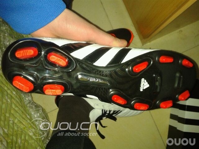 这是以前买过的球鞋,现在都断钉了,开胶了。