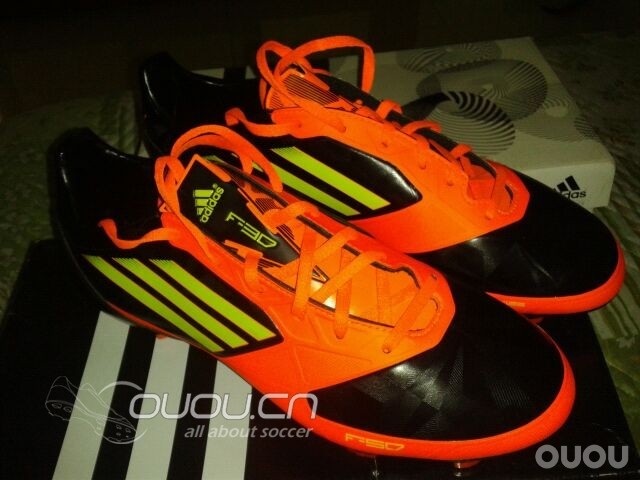 这是以前买过的球鞋,现在都断钉了,开胶了。