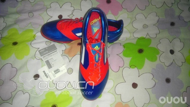 明天去水滴外场踢球,超人配色的F50也到了,哈哈