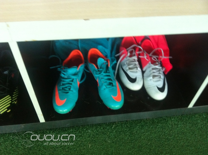 看看国足穿什么鞋