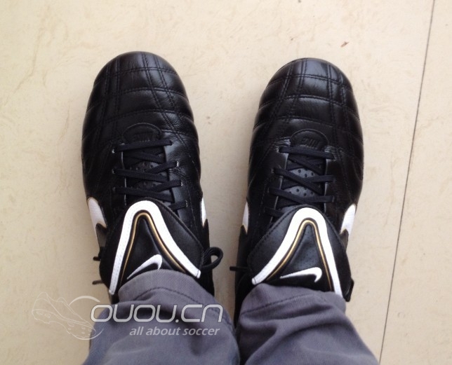 大家看看我的脚是什么脚,别人8.5的传奇穿不好,我10.1的穿的挺舒服的。