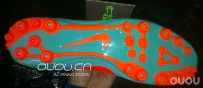 求鉴定!!!!!请各位大虾们看看我这双刺客8 ag 中端 是不是真的,谢谢啊,495元