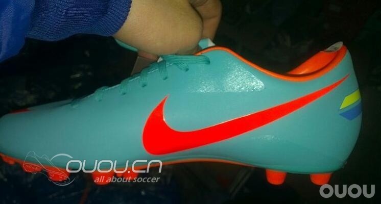 求鉴定!!!!!请各位大虾们看看我这双刺客8 ag 中端 是不是真的,谢谢啊,495元