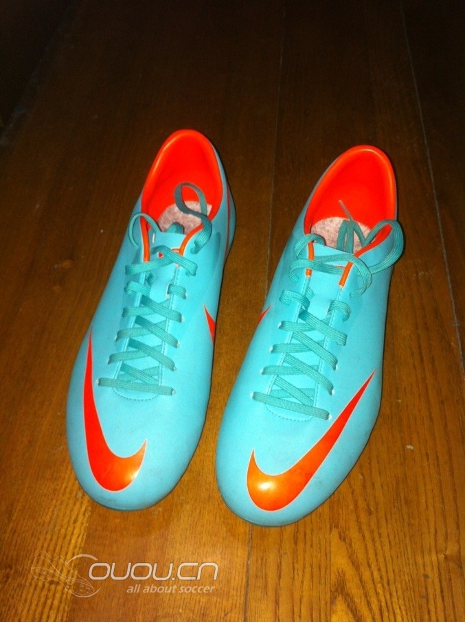 专门开个贴回复一下论坛某兄弟Nike Mercurial Glide换鞋带的问题
