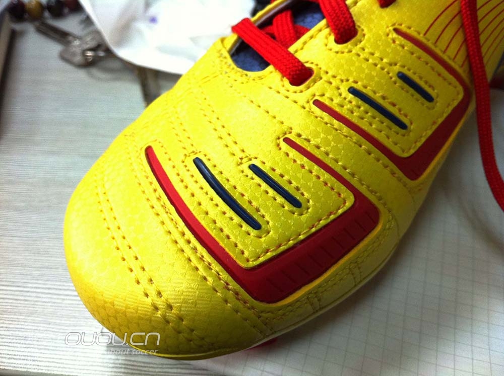 终于收养了一只猫,它的名字叫力量猫。