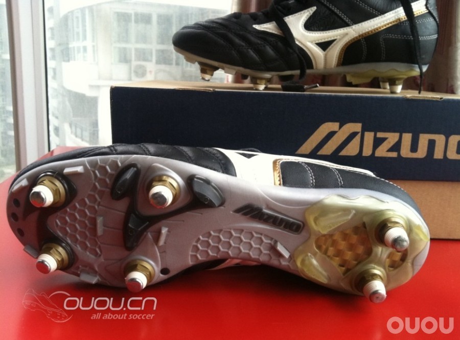 有人知道这是哪款鞋吗