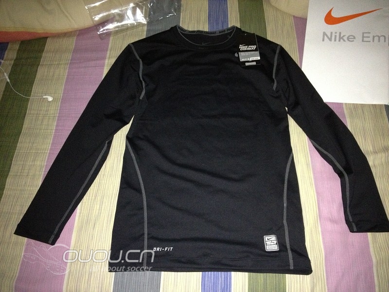 今日入手了一件NIKE耐克PRO CORE长袖紧身T恤,求辨真假!!