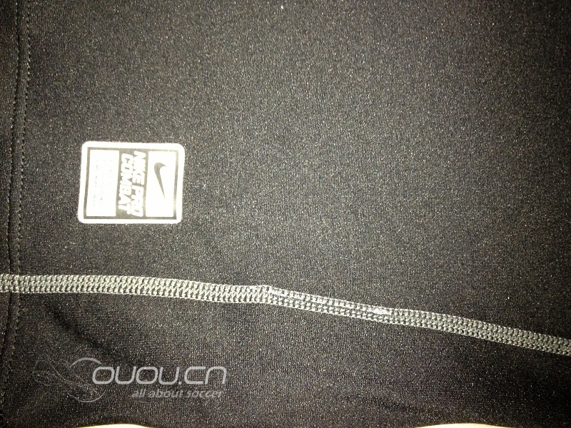 今日入手了一件NIKE耐克PRO CORE长袖紧身T恤,求辨真假!!