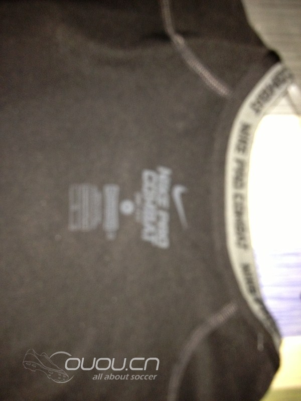 今日入手了一件NIKE耐克PRO CORE长袖紧身T恤,求辨真假!!