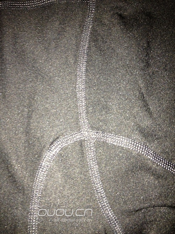 今日入手了一件NIKE耐克PRO CORE长袖紧身T恤,求辨真假!!