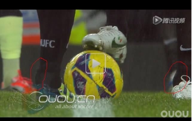 刚才看了昨天曼联和纽卡的比赛,开球时发现的问题