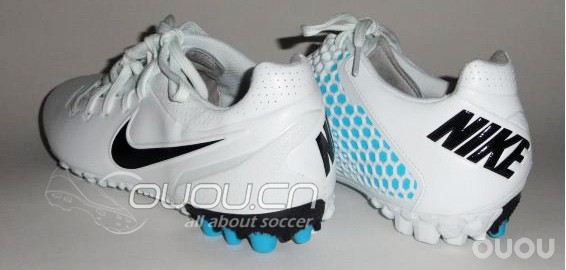 那位大神可以帮我找到这双鞋~!重赏!!!