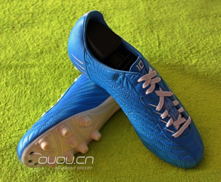 蓝白色足球鞋2双