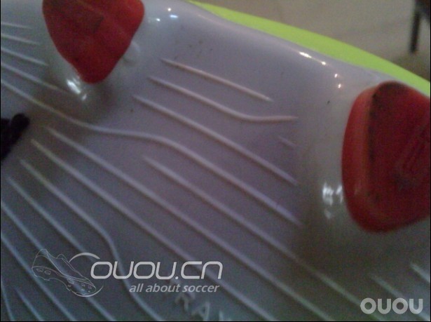 小清新与重口味(adidas F30 adizero III FG与Nike Mercurial Victory III HG)