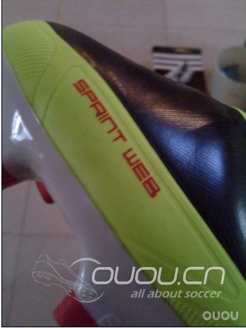 小清新与重口味(adidas F30 adizero III FG与Nike Mercurial Victory III HG)