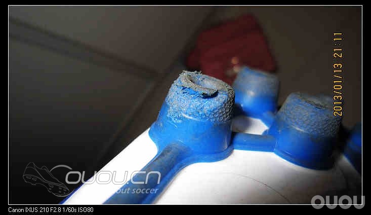 鞋钉折了一小块!