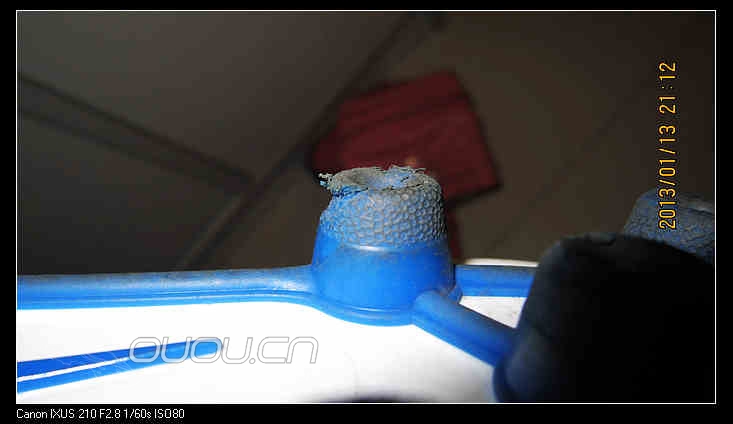 鞋钉折了一小块!