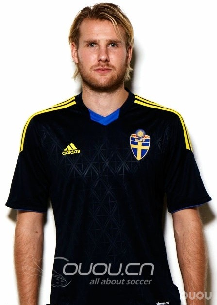 看到英格兰发布了新球衣,发个瑞典明年新球衣