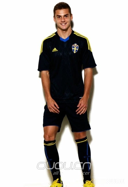 看到英格兰发布了新球衣,发个瑞典明年新球衣