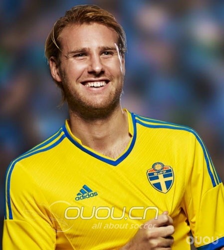 看到英格兰发布了新球衣,发个瑞典明年新球衣