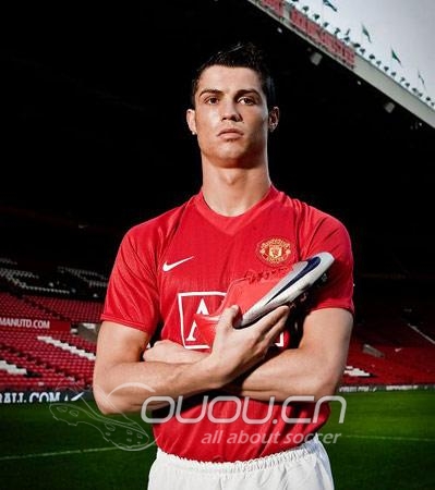 C罗手里的是什么鞋