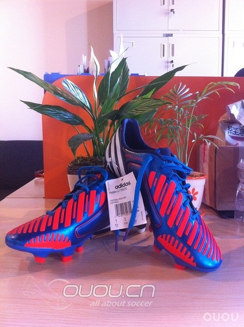 终于在今天这么个风和日丽的日子里,入手我一直梦寐以求的顶级猎鹰12!!!得瑟一哈!!