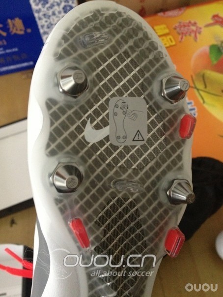 《还记得前段时间的那双ID MV8的效果图么?》   对,她来了。。——-ID MV8 静态赏析