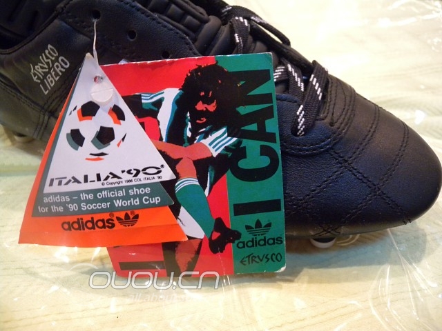 阿迪达斯1990世界杯足球鞋