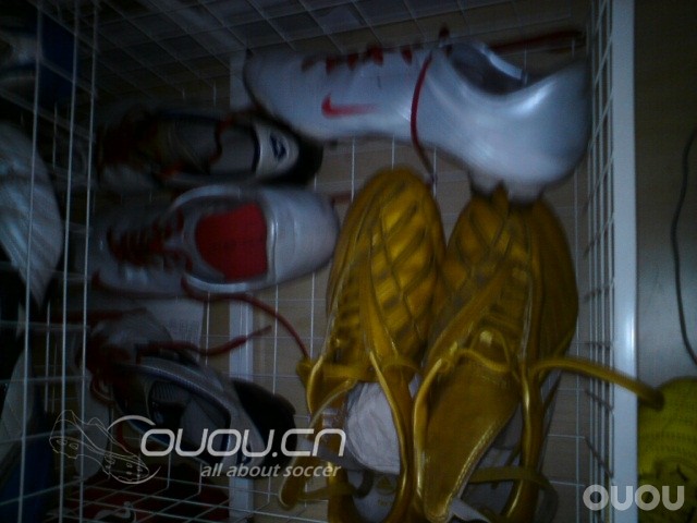 自己的裝備盒子及冬天踢球衣服!!!