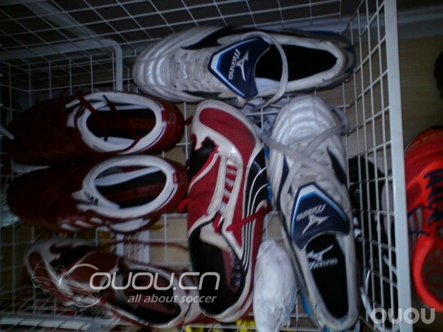 自己的裝備盒子及冬天踢球衣服!!!