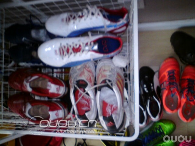 自己的裝備盒子及冬天踢球衣服!!!