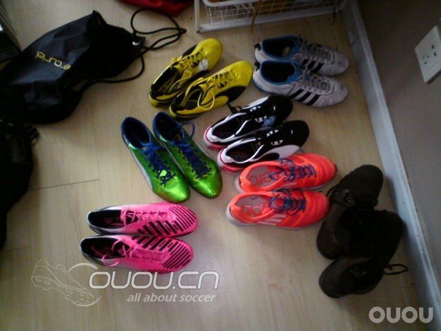 自己的裝備盒子及冬天踢球衣服!!!