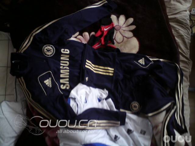 自己的裝備盒子及冬天踢球衣服!!!