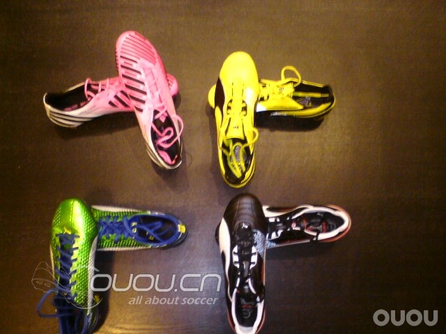 自己的裝備盒子及冬天踢球衣服!!!