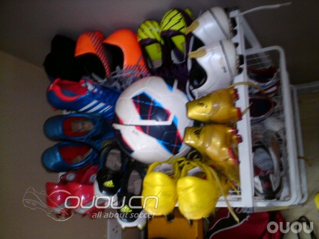 自己的裝備盒子及冬天踢球衣服!!!