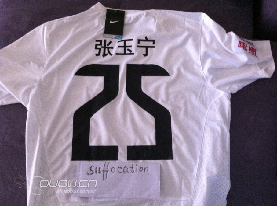 送给朋友的一件礼物!更衣室版签名球衣!