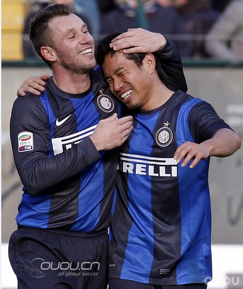 这长友佑都穿的是球迷版球衣么?