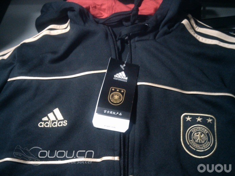 看看刚T宝收的件德国队连帽夹克正不正