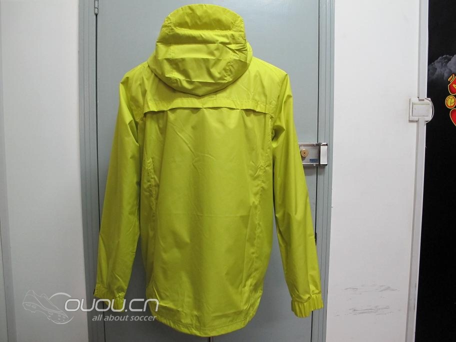 北京国安2013新款的防风雨衣。拉风的亮黄色!