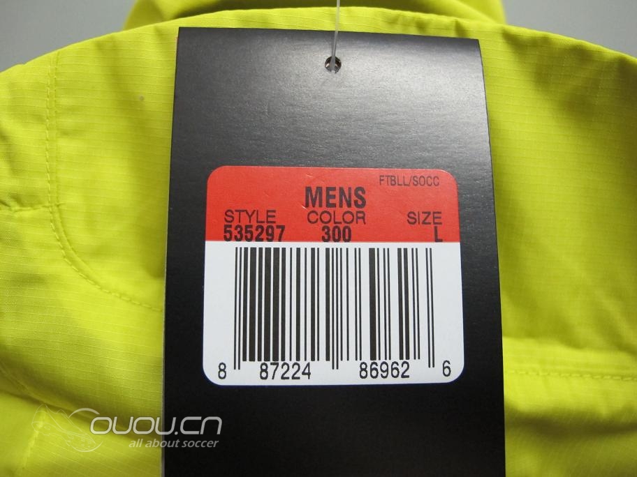 北京国安2013新款的防风雨衣。拉风的亮黄色!