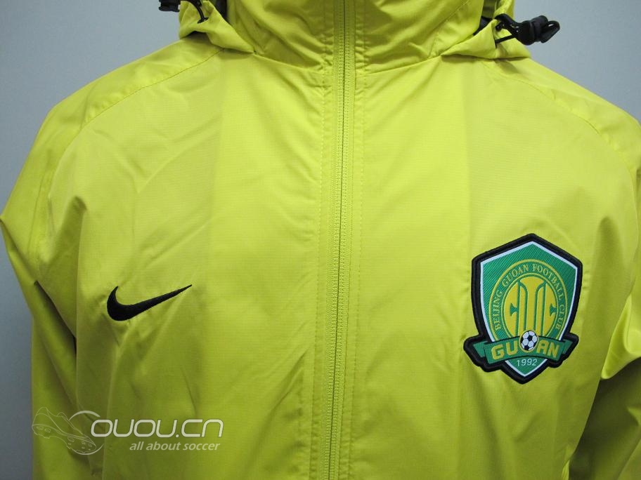 北京国安2013新款的防风雨衣。拉风的亮黄色!