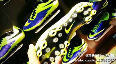 右下角的那双钩子在脚面上的是刺客十吗?